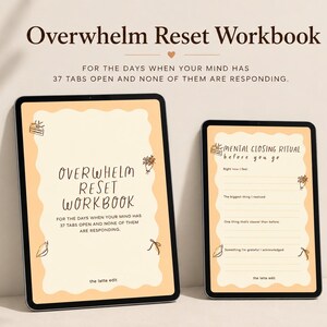 Könnte beinhalten: Zwei Tablets zeigen das Overwhelm Reset Workbook in Creme- und Pfirsichtönen. Der Text lautet Overwhelm Reset Workbook, For the days when your mind has 37 tabs open and none of them are responding, sowie Mental Closing Ritual.