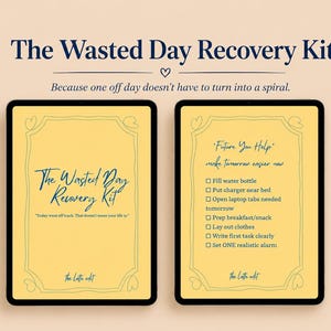 Könnte beinhalten: Zwei digitale Tablets mit dem Wasted Day Recovery Kit. Der linke Bildschirm zeigt den Titel und Untertitel, während der rechte Bildschirm Future You Help Aufgaben auflistet, wie das Auffüllen einer Wasserflasche und einen Wecker.