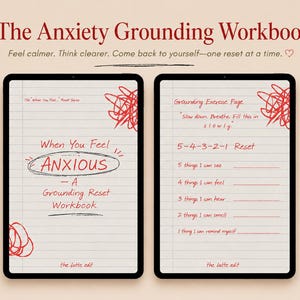以下が含まれることがあります： 2台のデジタルタブレットに表示されたAnxiety Grounding Workbook。左側の画面にはWhen You Feel ANXIOUS - A Grounding Reset Workbookというタイトルが表示されています。右側の画面には5-4-3-2-1 Resetリストが記載されたGrounding Exercise Pageが表示されています。