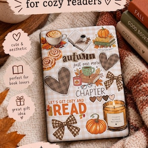 Może przedstawiać: Wkładka do czytnika Kindle z jasnobeżowym tłem w kratkę, ozdobiona jesiennymi ilustracjami, takimi jak dynie, cynamonki, kubki z kawą, książki, świece i serca w kratę. Tekst zawiera napisy autumn, just one more CHAPTER oraz LET'S GET COZY AND READ.