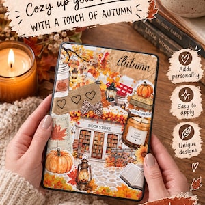 Op de afbeelding: Een rechthoekige Kindle-insert met een collage van herfstachtige illustraties, waaronder een boekhandel, pompoenen, lantaarns, een koffiekopje en gevallen bladeren. Het ontwerp bevat de teksten 'Autumn', 'Bookstore' en 'Fall Reads'.