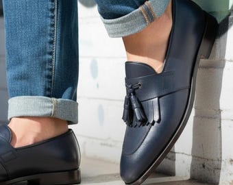 Mocassins faits main en cuir bleu marine à pampilles et franges – Chaussures habillées à enfiler