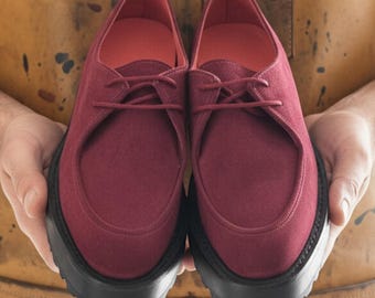 Chaussures derby en daim bordeaux faites main pour homme | Chaussures décontractées élégantes à lacets