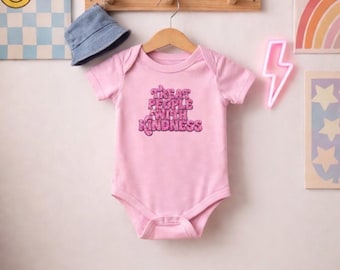 Body para bebé con el lema "Trata a la gente con amabilidad", body retro para bebé, conjunto inspirado en Harry Styles.