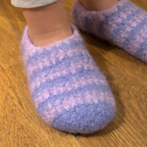 フェルト製キッズスリッパ（セーラースタイル） • かぎ針編みパターン • サイズ EU 25-34 / US 8-2 / UK 7-1 • 初心者向け • すぐにダウンロードできる英語版PDF