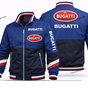 Puede incluir: Chaqueta Bugatti azul y negra con detalles blancos y rojos. La chaqueta presenta el logotipo de Bugatti en el pecho y la espalda, con la palabra "Bugatti" impresa en las mangas. Tiene cierre de cremallera y cuello alto.