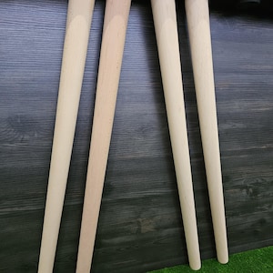 K&ouml;nnte beinhalten: Vier unfertige Holzm&ouml;belf&uuml;&szlig;e mit Metallmontageplatten. Die Beine sind hell, konisch und zylindrisch und f&uuml;r die Befestigung an einem Tisch oder einem anderen M&ouml;belst&uuml;ck konzipiert. Die Beine sind etwa 61 cm lang.