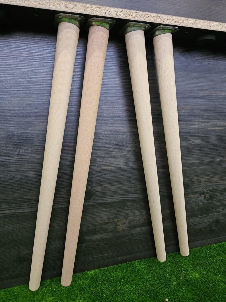 K&ouml;nnte beinhalten: Vier unfertige Holzm&ouml;belf&uuml;&szlig;e mit Metallmontageplatten. Die Beine sind hell, konisch und zylindrisch und f&uuml;r die Befestigung an einem Tisch oder einem anderen M&ouml;belst&uuml;ck konzipiert. Die Beine sind etwa 61 cm lang.