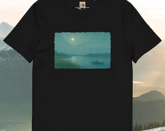 Könnte beinhalten: Schwarzes T-Shirt mit einem rechteckigen Gemälde einer mondbeschienenen Seeszene mit einem kleinen Boot. Das Kunstwerk hat einen strukturierten Rand. Das T-Shirt hat einen Rundhalsausschnitt und kurze Ärmel. Ein kleines Logo ist oben links sichtbar.