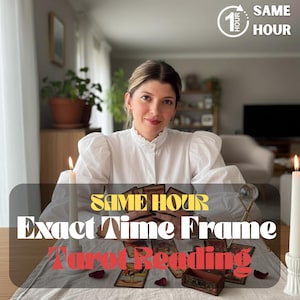 Puede incluir: Una mujer con una blusa blanca está sentada en una mesa con cartas del tarot, velas y una pequeña caja de madera. El texto de la imagen dice "SAME HOUR Exact Time Frame Tarot Reading."