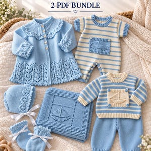 Puede incluir: Una colección de prendas de punto para bebé que incluye una chaqueta azul claro con detalles de encaje, un pelele a rayas con bolsillo, un jersey a rayas con bolsillo de velero, pantalones azules, un gorro, manoplas y una manta con motivo de velero. Texto: COMPLETE BABY WARDROBE 2 PDF BUNDLE.