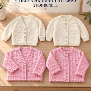 Op de afbeelding: Een digitale weergave met 4 Baby Cardigan Patterns 2 PDF Bundle. De afbeelding toont twee crèmekleurige gebreide vesten met nopjesstructuur en twee roze gebreide vesten met gestructureerde patronen, allemaal voorzien van kleine knoopjes.
