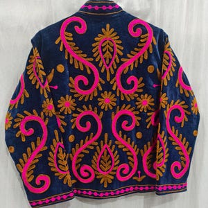 Broderad Suzani-jacka med sammet, kappa i bohemisk stil med broderi, sammetskappa med rosa bomullsfoder.