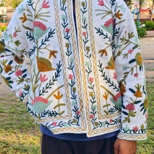 Chaqueta floral bordada a mano para hombre / Abrigo étnico bohemio / Chaqueta de arte folclórico vintage / Prenda llamativa / Conjunto de festival hecho a mano
