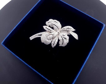 Vintage Crystal Floral Brooch: Gold, Silver Winter Jewelry