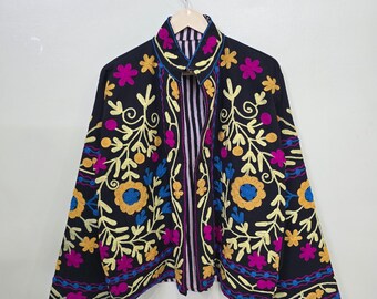 Jaqueta Suzani bordada à mão - Jaqueta Suzani de algodão, Jaqueta curta Suzani nova, Casaco Suzani feminino Boho, Jaqueta Suzani de algodão bordado