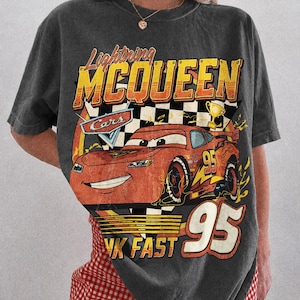 Vintage Lightning McQueen Comfort Colors Shirt, Disney Pixar Cars Shirt, Retro McQueen Graphic Tee, Disney Familienurlaub Reise Shirt 2026 Pepper/ Charcoal