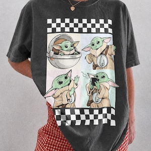 Puede incluir: Camiseta gris oscuro con un dise&ntilde;o gr&aacute;fico de cuatro paneles de un personaje alien&iacute;gena verde en varias poses. El dise&ntilde;o incluye un patr&oacute;n de tablero de ajedrez y el texto "COMFORT COLORS PEPPER". La camiseta es de corte holgado.