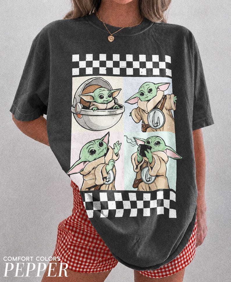 Puede incluir: Camiseta gris oscuro con un dise&ntilde;o gr&aacute;fico de cuatro paneles de un personaje alien&iacute;gena verde en varias poses. El dise&ntilde;o incluye un patr&oacute;n de tablero de ajedrez y el texto "COMFORT COLORS PEPPER". La camiseta es de corte holgado.