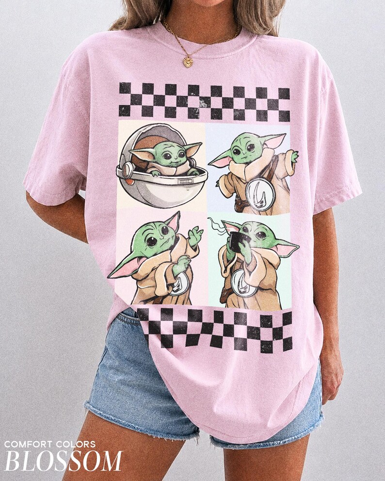 Puede incluir: Camiseta rosa claro con un dise&ntilde;o de cuatro paneles de un personaje alien&iacute;gena verde. El dise&ntilde;o incluye un patr&oacute;n de cuadros blanco y negro y la palabra "BLOSSOM" en texto blanco.