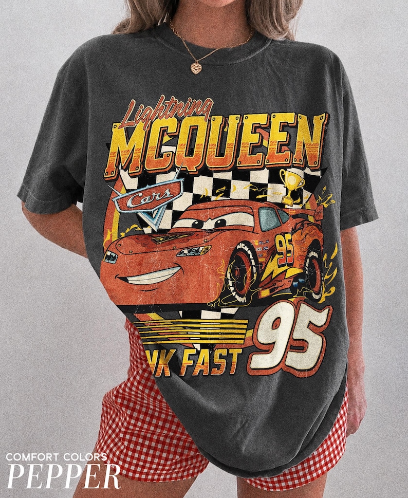 Vintage Lightning McQueen Comfort Colors Shirt, Disney Pixar Cars Shirt, Retro McQueen Graphic Tee, Disney Familienurlaub Reise Shirt 2026 Pepper/ Charcoal