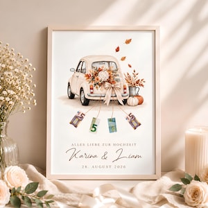 Puede incluir: Una lámina enmarcada con un coche antiguo de color crema decorado con flores de otoño y un lazo. Cuatro billetes de euro cuelgan del parachoques trasero. El texto dice ALLES LIEBE ZUR HOCHZEIT, Karina & Liam, 28. AUGUST 2026.
