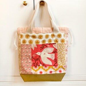 Breiproject patchwork tas met trekkoord. Gewatteerde organizer voor knutselspullen.