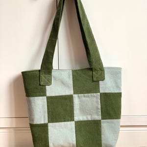 Grote draagtas van corduroy met patches. Op maat gemaakte schoudertas.