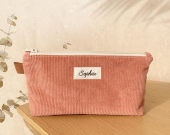 Nécessaire de maquiagem personalizada com etiqueta de nome à sua escolha. Bolsa de cosméticos em veludo cotelê personalizável.