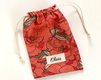 Sacolas de presente personalizadas em tecido com etiquetas de nome personalizadas. Sacolas de embrulho com cordão personalizáveis.