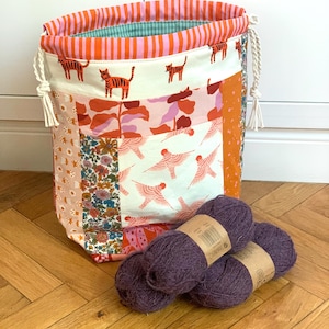 Bolsa acolchada para proyectos de tejido, organizador de hilo con cordón ajustable con gatos y pájaros, organizador de manualidades de ganchillo.