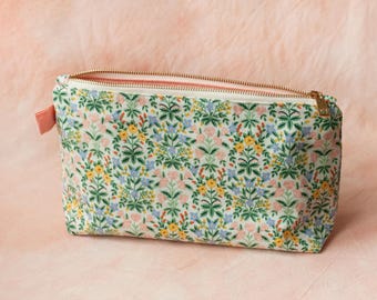 **Große geblümte Schminktasche/ Kulturbeutel, Kosmetiktasche aus geblümten Baumwollstoff.**