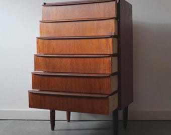 Cómoda alta de teca vintage, estrecha, con 6 cajones.