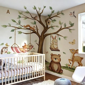 Könnte beinhalten: Ein Kinderzimmer mit einem skurrilen Wandbild zum Thema Wald. Das Wandbild zeigt einen großen Baum mit Tieren wie einem Fuchs, einem Hasen, einem Bären und einem Reh. Im Vordergrund steht ein Kinderbett mit hellem Holzrahmen.