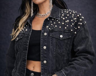 Zwart spijkerjack met parelstrass – streetwear statement-item voor dames