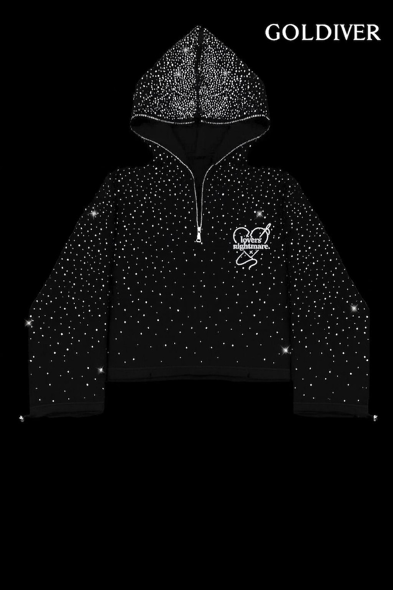 K&ouml;nnte beinhalten: Schwarzer Kapuzenpullover mit halbem Rei&szlig;verschluss, bedeckt mit funkelnden Verzierungen. Der Hoodie zeigt den Text "GOLDIVER" und eine Grafik mit den Worten "lovers nightmare". Das Sweatshirt hat ein verk&uuml;rztes Design.