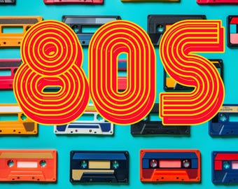 Könnte beinhalten: Eine Anordnung farbenfroher Musikkassetten auf türkisfarbenem Hintergrund. Das Wort "80s" ist in einem Retro-Schriftstil mit roten und gelben konzentrischen Kreisen dargestellt. Die Kassetten sind in verschiedenen Farben, darunter Rot, Orange, Gelb und Blau.