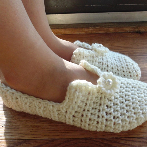 Crochet PATTERN - Simply Pretty Women's Slippers (sizes 5-6, 7-8, 9-10, 11-12)