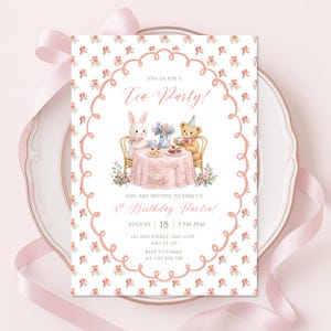 Puede incluir: Invitación a una fiesta de té floral rosa con el texto "¡Únase a nosotros para una fiesta de té!" y "¡Estás invitado a la fiesta de cumpleaños número 5 de Emily!". Un conejito y un osito de peluche están sentados a la mesa.