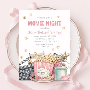 Puede incluir: Una invitación a una noche de cine con un diseño rosa y blanco. La invitación incluye el texto "Movie Night" y "Olivia's Thirteenth Birthday!" con ilustraciones temáticas de cine, incluyendo palomitas de maíz, una bobina de película y una silla de director.