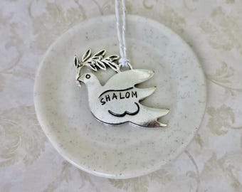 Adorno de paloma Shalom - Adorno de la paz de peltre sin plomo estampado a mano