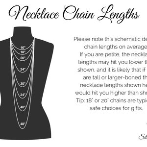 Pu&ograve; includere: Un diagramma che mostra diverse lunghezze di catena per collane, da 16 pollici a 48 pollici. Il diagramma mostra una persona che indossa le collane a diverse lunghezze. Il testo recita "Lunghezze della catena del collier" e include informazioni sulle lunghezze medie della catena e su come possono variare in base all'altezza.