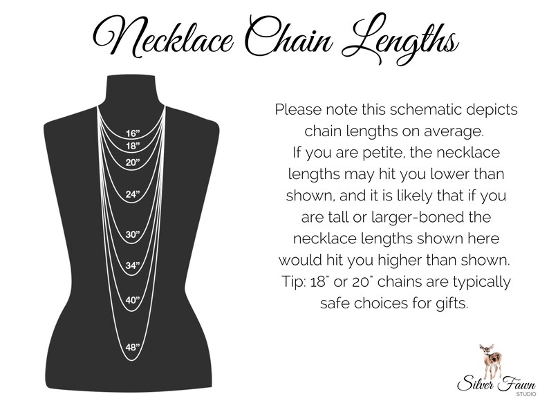 Pu&ograve; includere: Un diagramma che mostra diverse lunghezze di catena per collane, da 16 pollici a 48 pollici. Il diagramma mostra una persona che indossa le collane a diverse lunghezze. Il testo recita "Lunghezze della catena del collier" e include informazioni sulle lunghezze medie della catena e su come possono variare in base all'altezza.