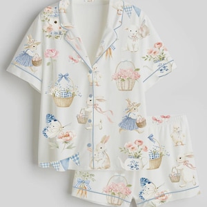 Pijama de conejito con estampado floral, manga corta, botones y pantalones cortos. Regalo de ropa de estar por casa estilo cottagecore. imagen 1