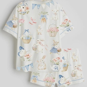 Pijama de conejito con estampado floral, manga corta, botones y pantalones cortos. Regalo de ropa de estar por casa estilo cottagecore. imagen 2