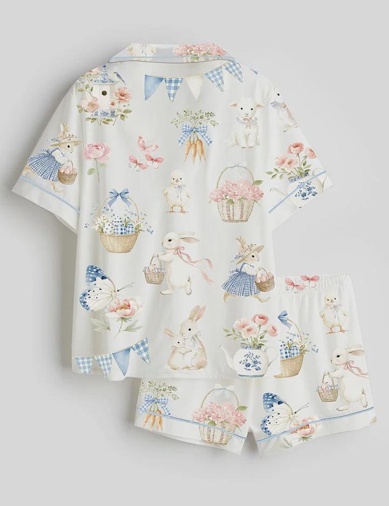 Pijama de conejito con estampado floral, manga corta, botones y pantalones cortos. Regalo de ropa de estar por casa estilo cottagecore. imagen 2