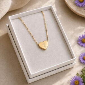 Pu&ograve; includere: Una collana con ciondolo a forma di cuore color oro caratterizzata da un delicato disegno di girasole inciso sulla parte anteriore. La collana &egrave; presentata all'interno di una scatola regalo rettangolare bianca con rivestimento interno liscio.
