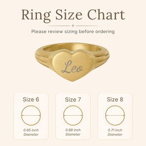 Puede incluir: Un anillo de sello dorado en forma de coraz&oacute;n con el nombre Leo grabado en la cara. La imagen incluye una tabla de tallas de anillos con texto y diagramas que muestran di&aacute;metros de 1,65 cm para la talla 6, 1,73 cm para la 7 y 1,80 cm para la 8.