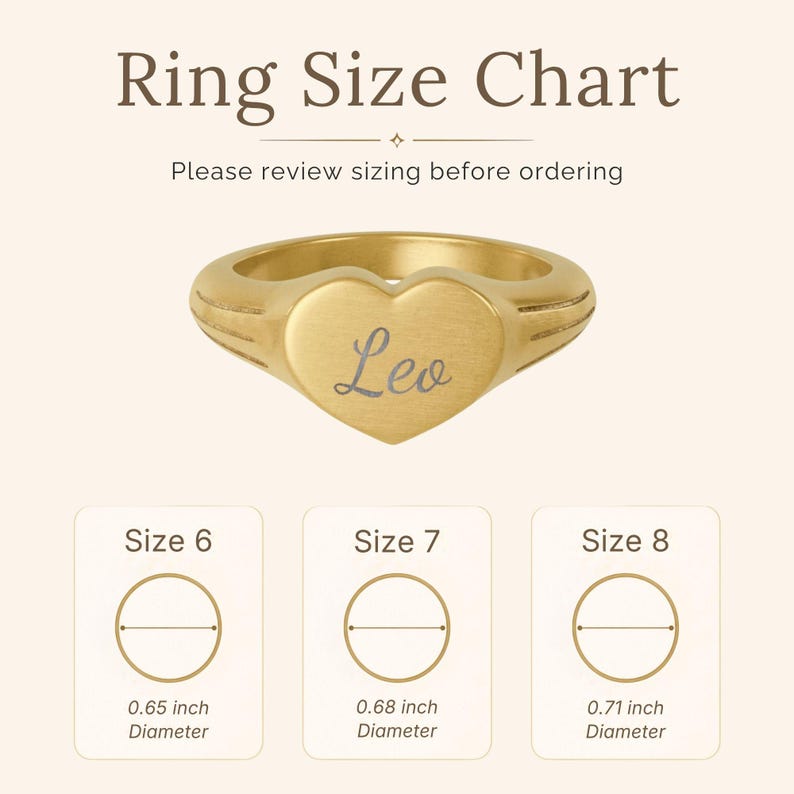Puede incluir: Un anillo de sello dorado en forma de coraz&oacute;n con el nombre Leo grabado en la cara. La imagen incluye una tabla de tallas de anillos con texto y diagramas que muestran di&aacute;metros de 1,65 cm para la talla 6, 1,73 cm para la 7 y 1,80 cm para la 8.