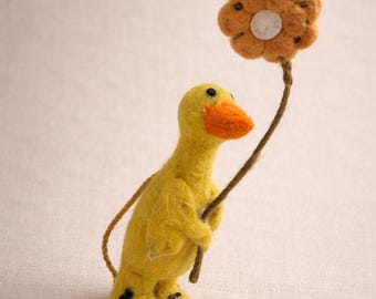 Pato de fieltro hecho a mano con flor / Figura de pato de lana adorable / Mini escultura de animal / Regalo para niños y decoración del hogar